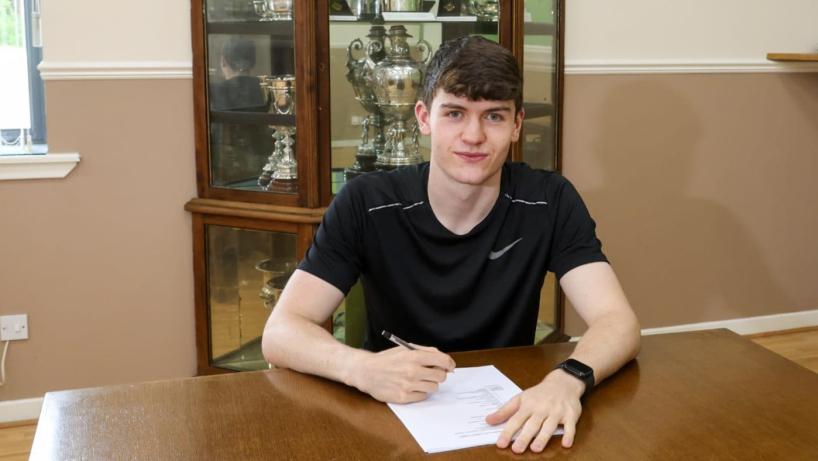 Scott Tomlinson signs for Dumbarton in June 2026